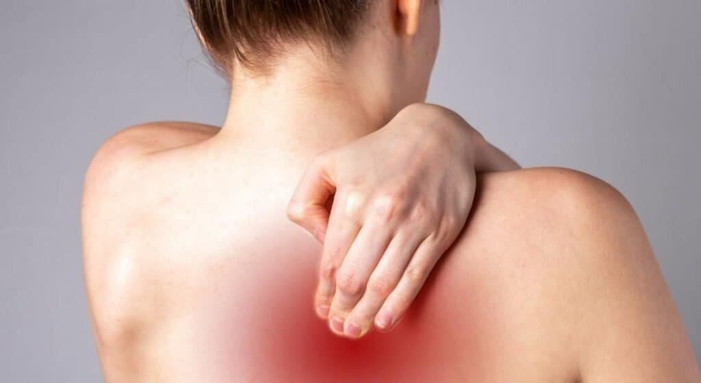 Un point dans le dos à droite sous l’omoplate