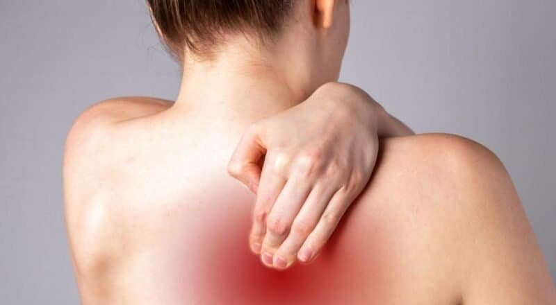 Un point dans le dos à droite sous l’omoplate